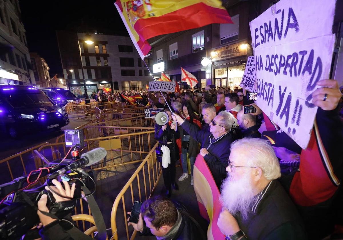 Medio millar de personas vuelven a protestar contra Sánchez en Valencia