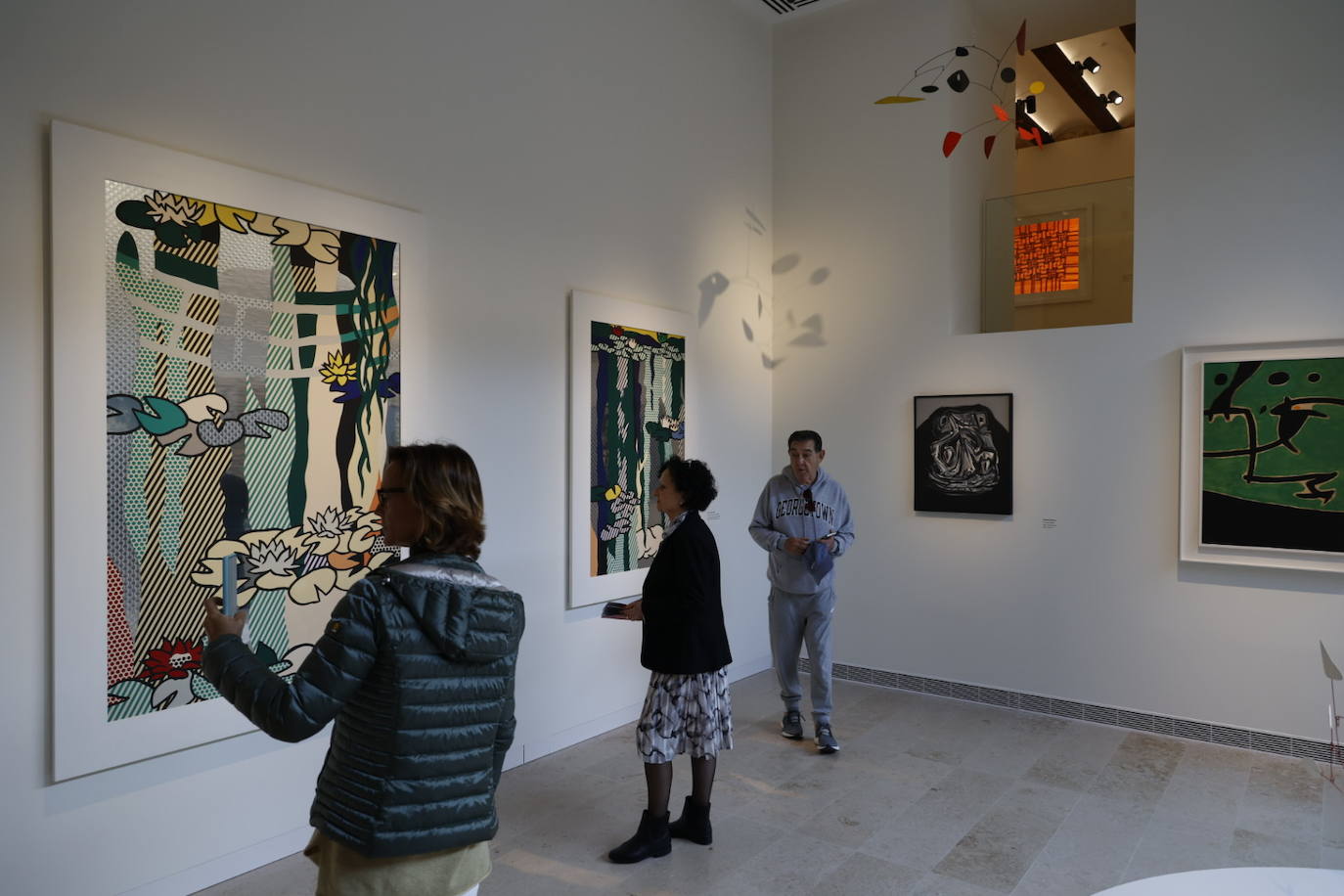 Los primeros visitantes estrenan el Centro de Arte Hortensia Herrero