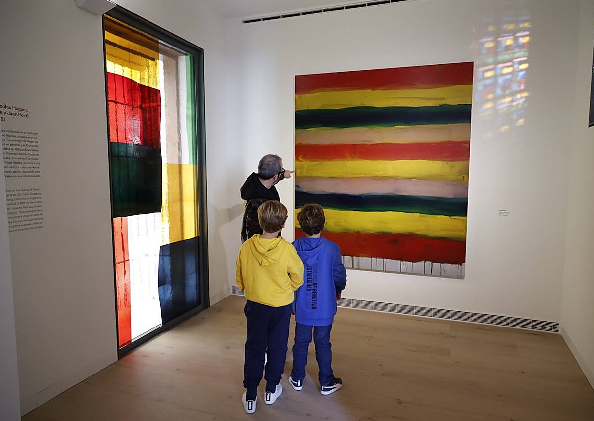 Imagen secundaria 1 - Familias, grupos de amigos y parejas han acudido a esta primera jornada de apertura.