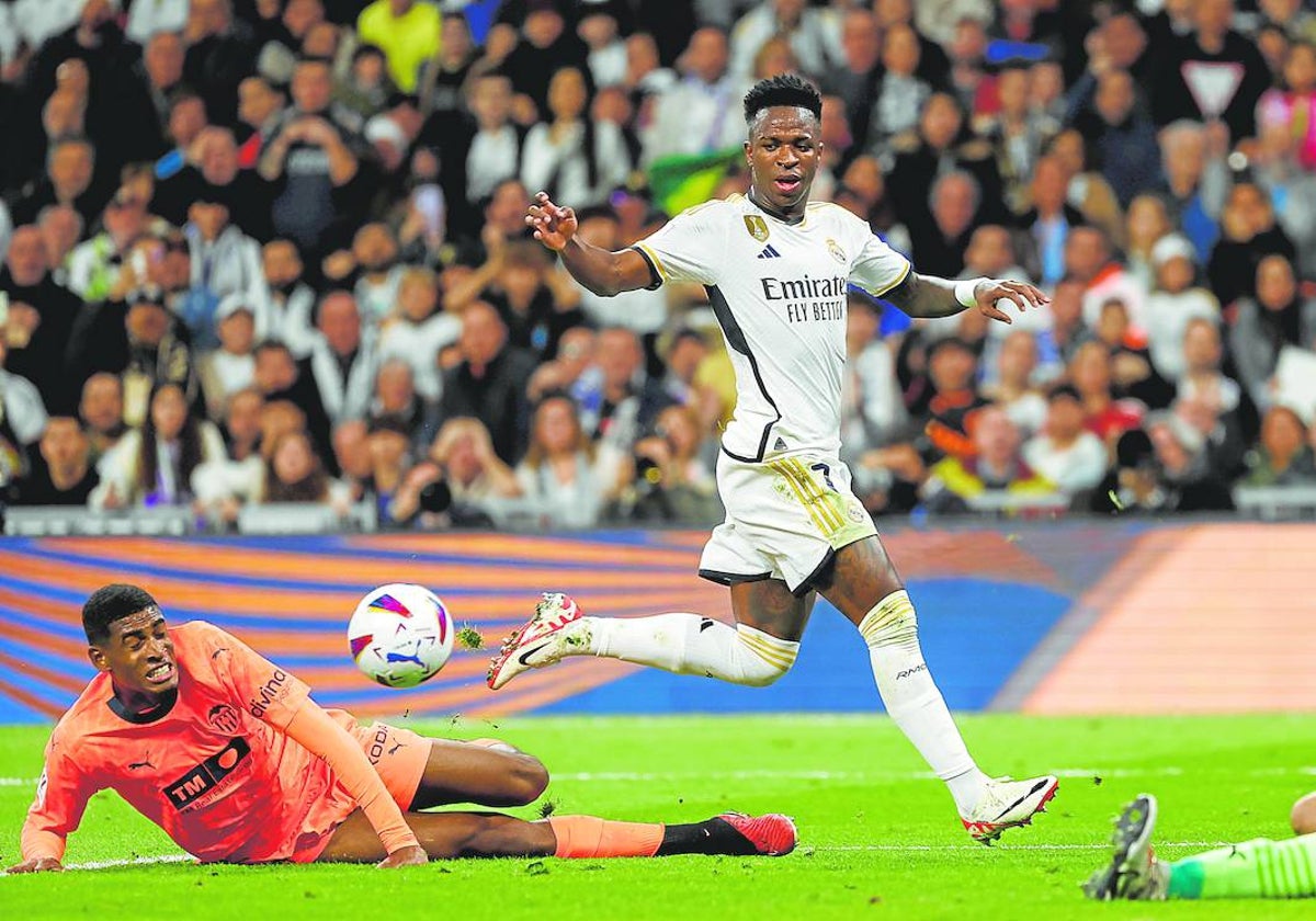 Vinícius disputa el balón con Mosquera y Mamardashvili durante el partido.
