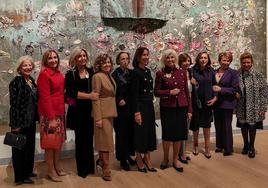 Hortensia Herrero con un grupo de amigas, entre ellas Mª José Navarro, Amparo Picó, Mª José Albert, Carmen Sáez Merino e Inma Sobrino.