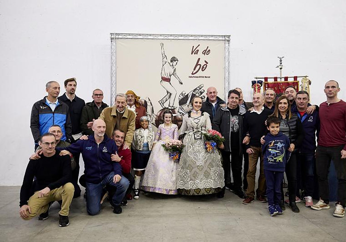 Los pilotaris surgidos del trinquet de Pelayo posan junto al boceto de la falla y los presidentes y falleras mayores de Pelayo-Matemático Marzal.