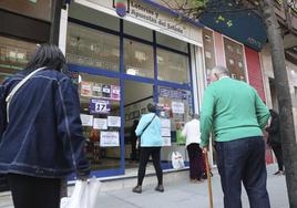 Varios jugadores frente a un establecimiento de Loterías y Apuestas del Estado