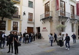 Algunos de los asistentes que han intentado visitar el centro no han podido hacerlo al no llevar entrada.