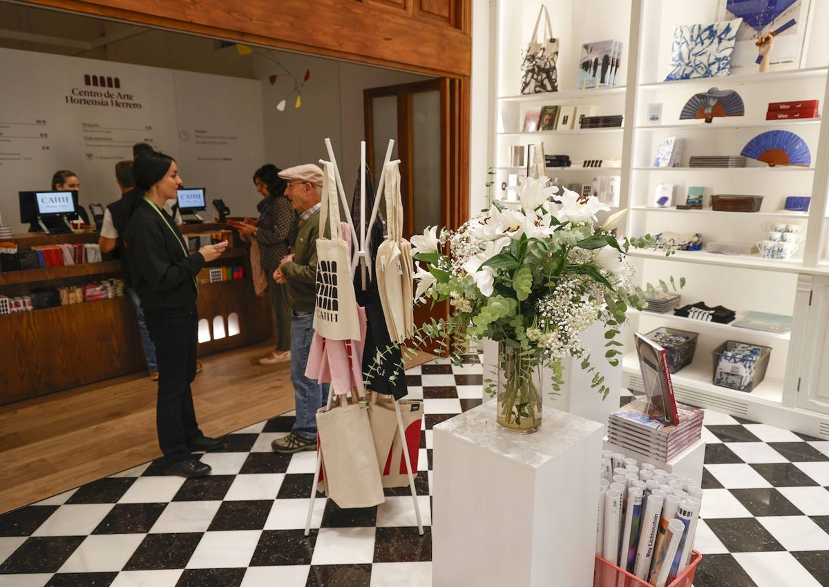 Imagen secundaria 1 - Muchos de los asistentes este domingo al Centro de Arte Hortensia Herrero de Valencia. 