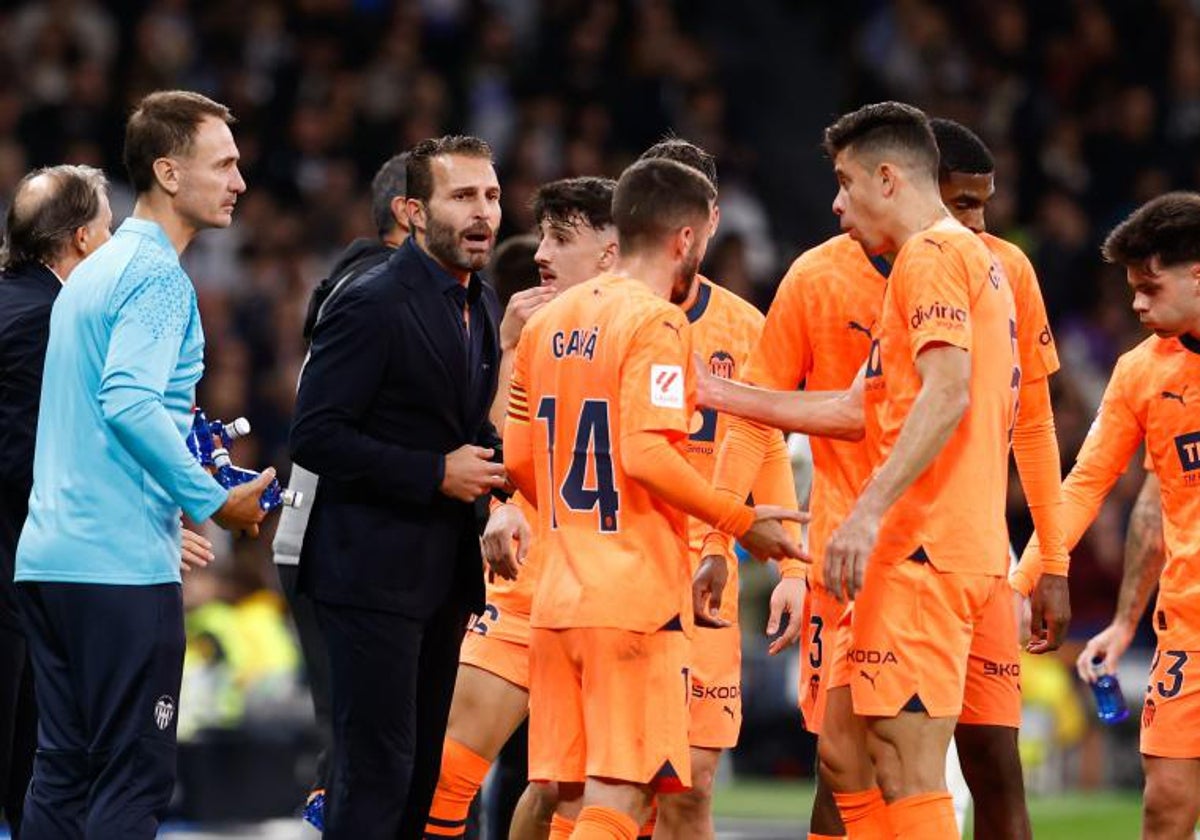 Baraja da instrucciones a sus futbolistas en el Bernabéu.