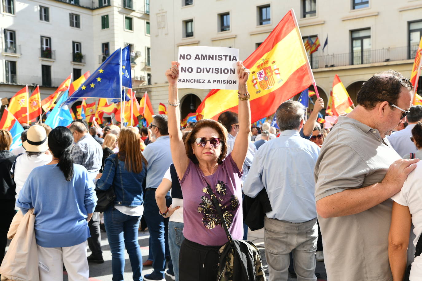 Fotos de la concentración en Alicante contra la amnistía