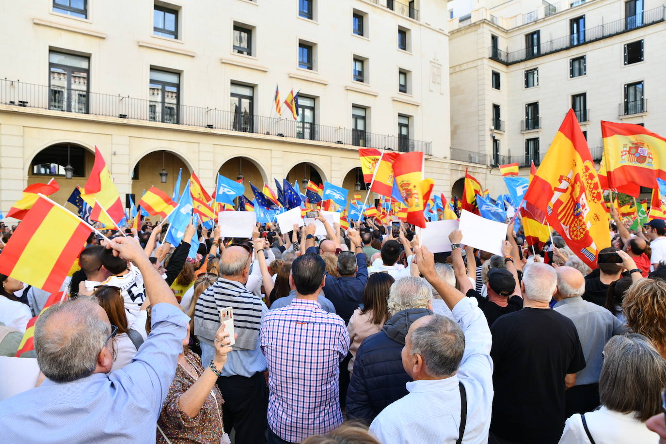 Fotos de la concentración en Alicante contra la amnistía