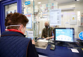 Una jugadora comprando su boleto de El Gordo de la Primitiva, imagen de archivo.