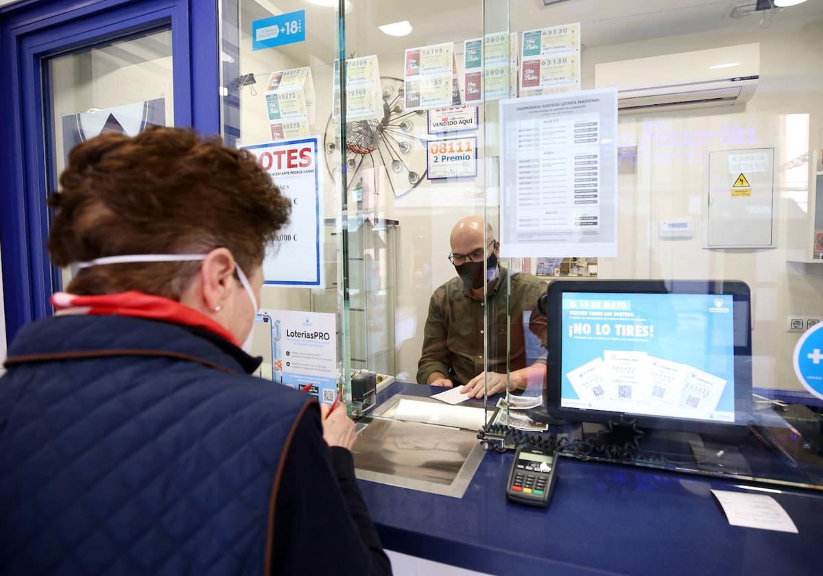 Una jugadora comprando su boleto de El Gordo de la Primitiva, imagen de archivo.