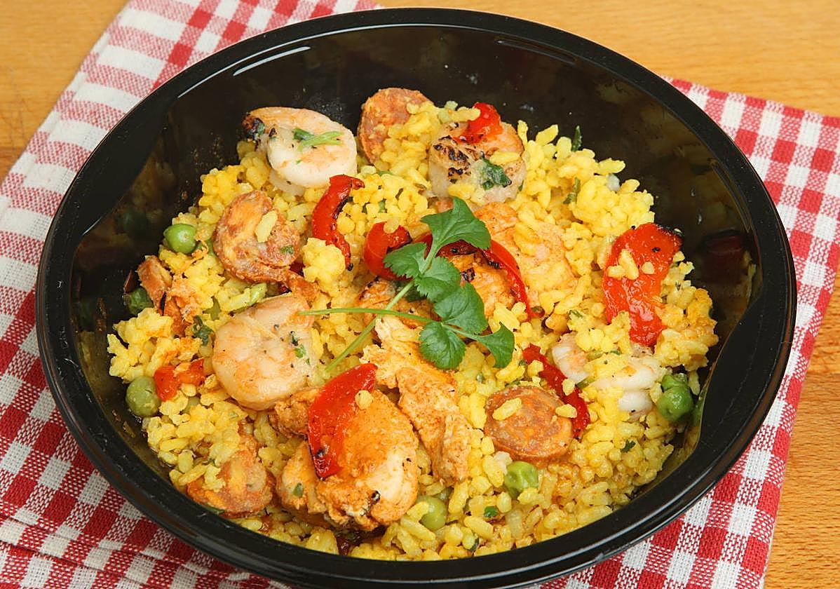 Una paella con chorizo en una imagen de archivo.