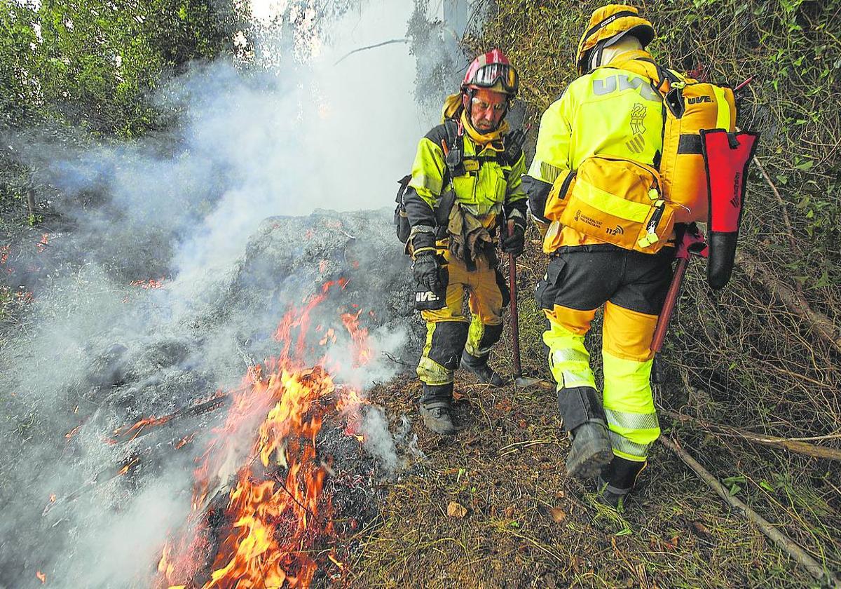 Dos bomberos luchan contra el fuego en Motitxelvo.