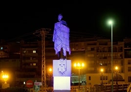 Escultura del Home de la Manta iluminada de morado.