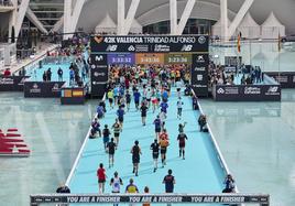 Llegada de los corredores en el Maratón de Valencia 2022.