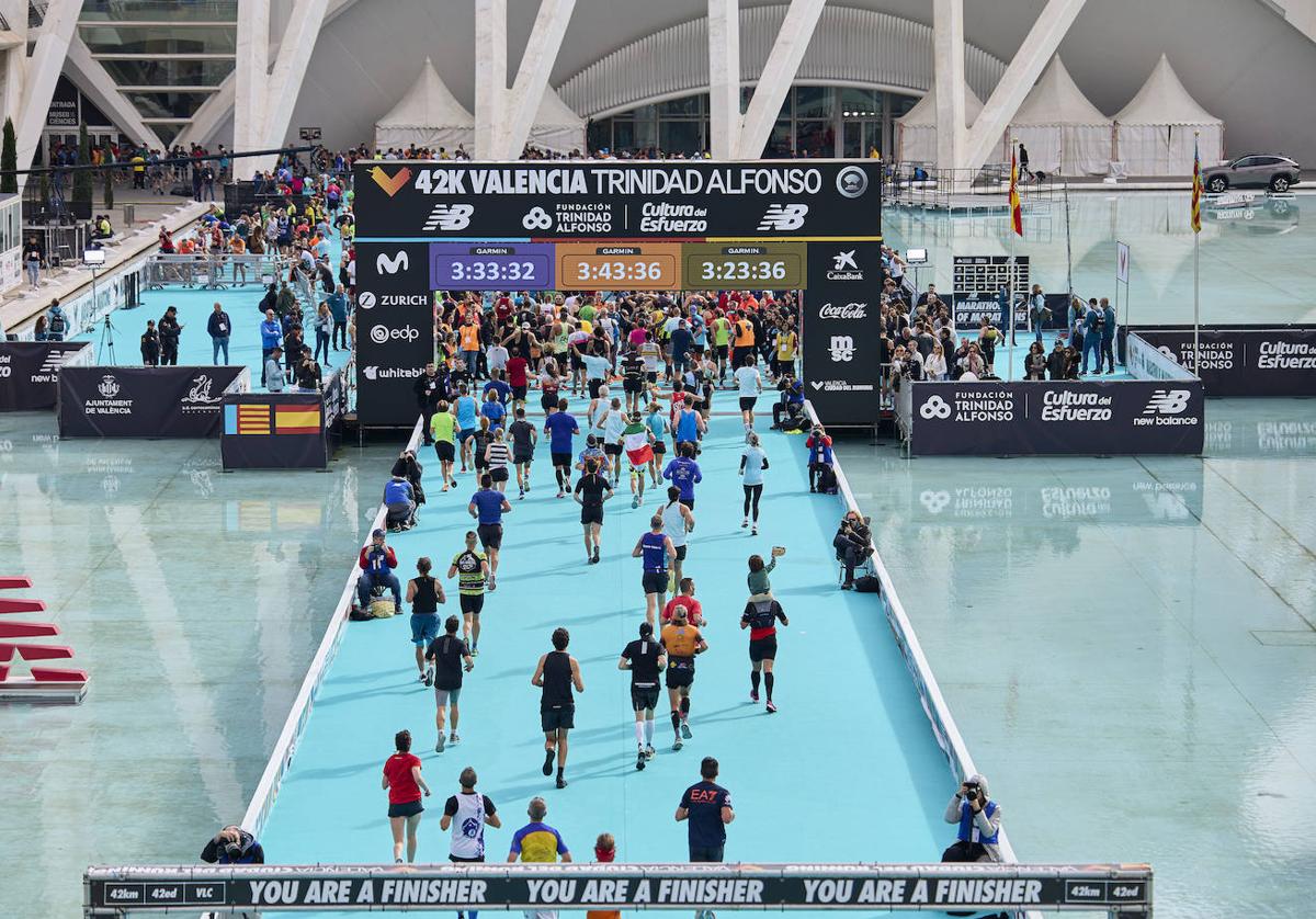 Llegada de los corredores en el Maratón de Valencia 2022.