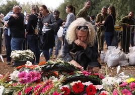 Soldados y ciudadnos israelís acuden al funeral de Meir.