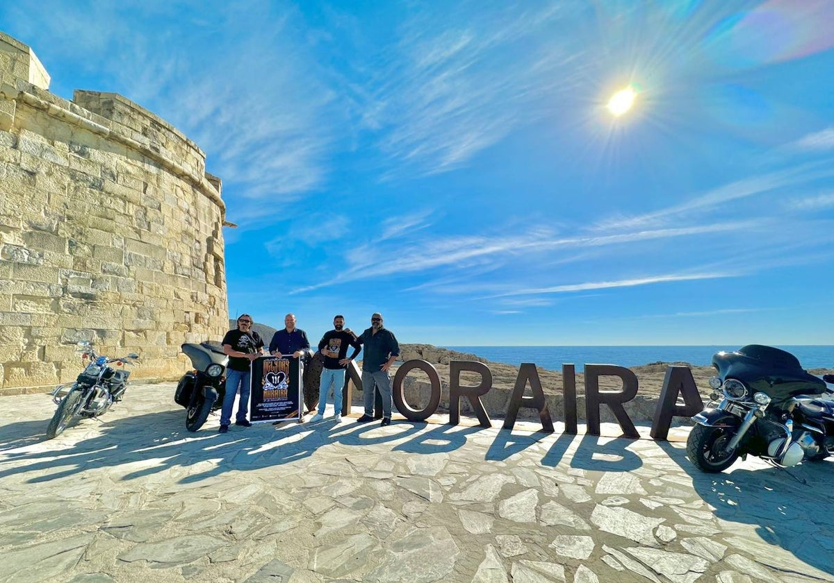 Representantes del Club Ugly MC y el alcalde, junto al Castillo de Moraira.