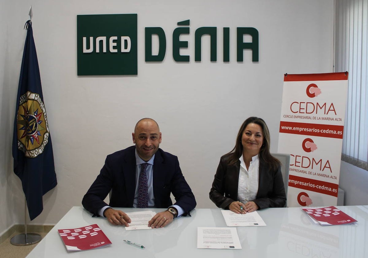 Benito Mestre y Raquel Martí firmando el convenio entre Cedma y UNED Dénia.