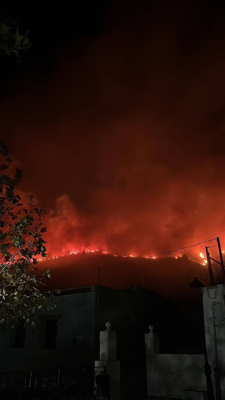 Un incendio forestal en El Ràfol d&#039;Almúnia obliga a desalojar el municipio de Benimeli