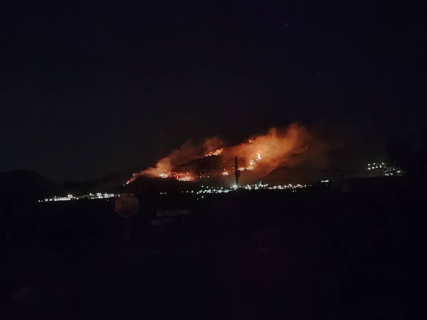 Un incendio forestal en El Ràfol d&#039;Almúnia obliga a desalojar el municipio de Benimeli