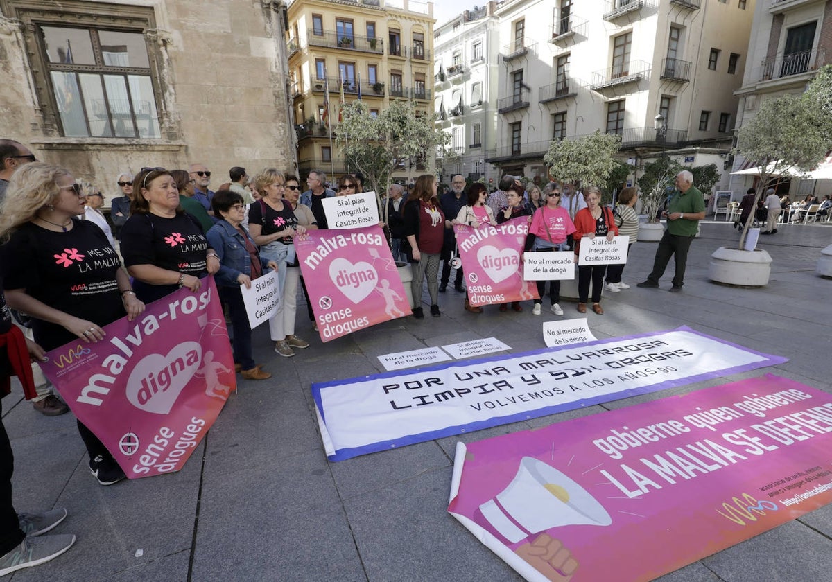 Protesta de medio centenar de vecinos de la Malvarrosa, en la plaza de Manises.