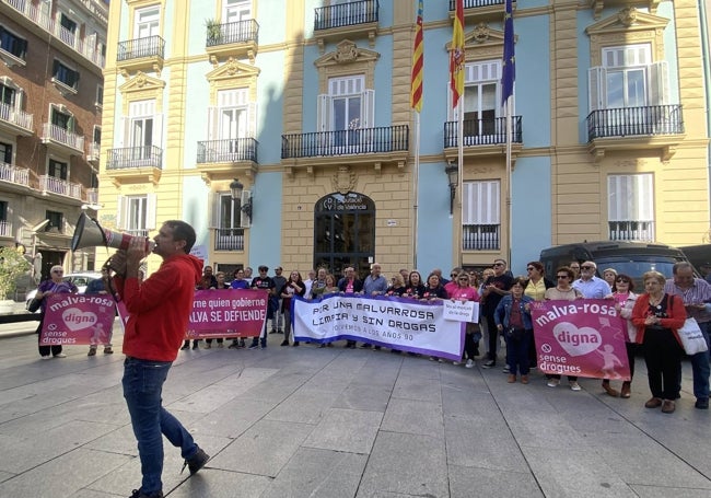 Protesta de los vecinos de la Malvarrosa, en la plaza de Manises.