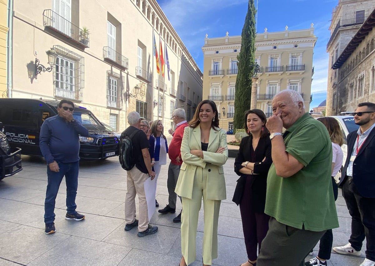 Imagen secundaria 1 - El exalclade Joan Ribó y las ediles Papi Robles y Sandra Gómez, hablando con los vecinos de la Malvarrosa.