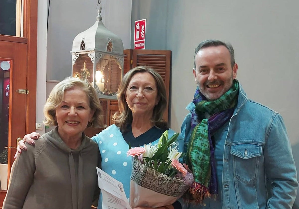 La indumentarista Carmen Asins, en el centro, junto al maestro mayor del gremio de Sastres, Fran Tochena, y la indumentarista y directiva del gremio Amparo Fabra.