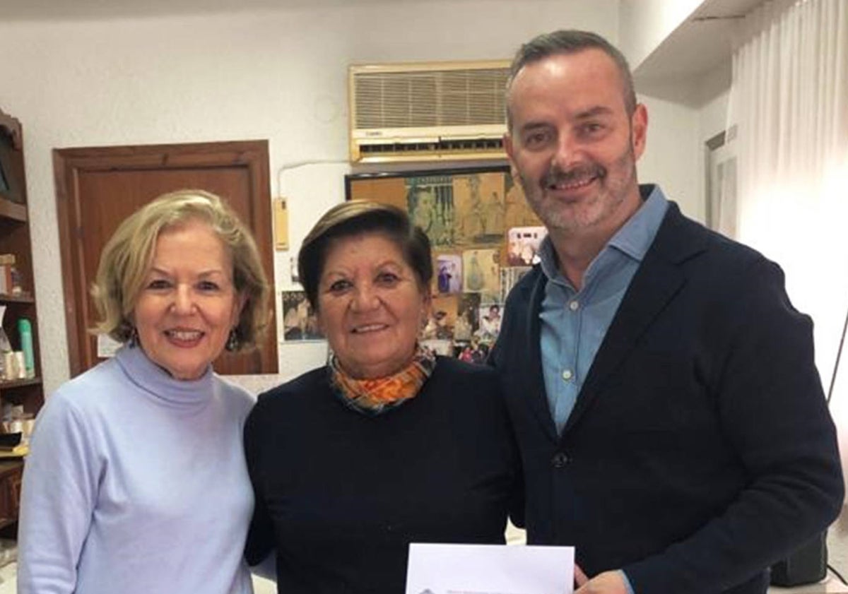 Imagen principal - Consuelo Isabel Pons, de manteletas Chelo, y el periodista José González, con representantes del gremio de Sastres.