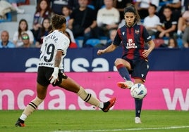 Alba Redondo trata de controlar un balón ante la blanquinegra Kerlly Real.