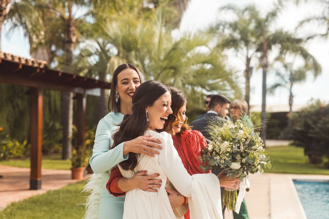 La novia, Gema Roig, con sus amigas Tania López y Rosa Ferriol, que le regalaron el ramo y una cinta con una medalla de la Virgen del Carmen. 