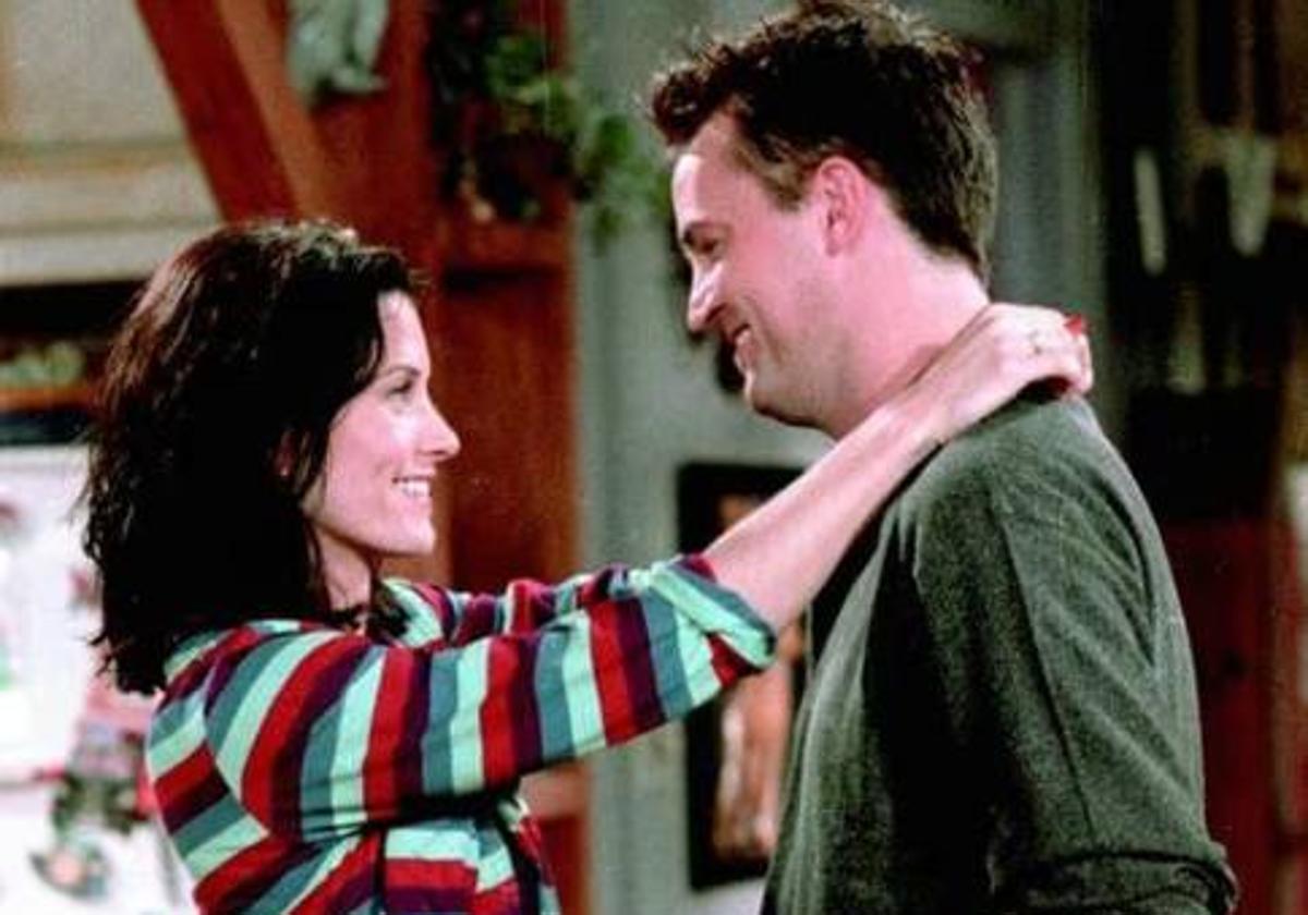 Mónica y Chandler durante una escena de 'Friends'