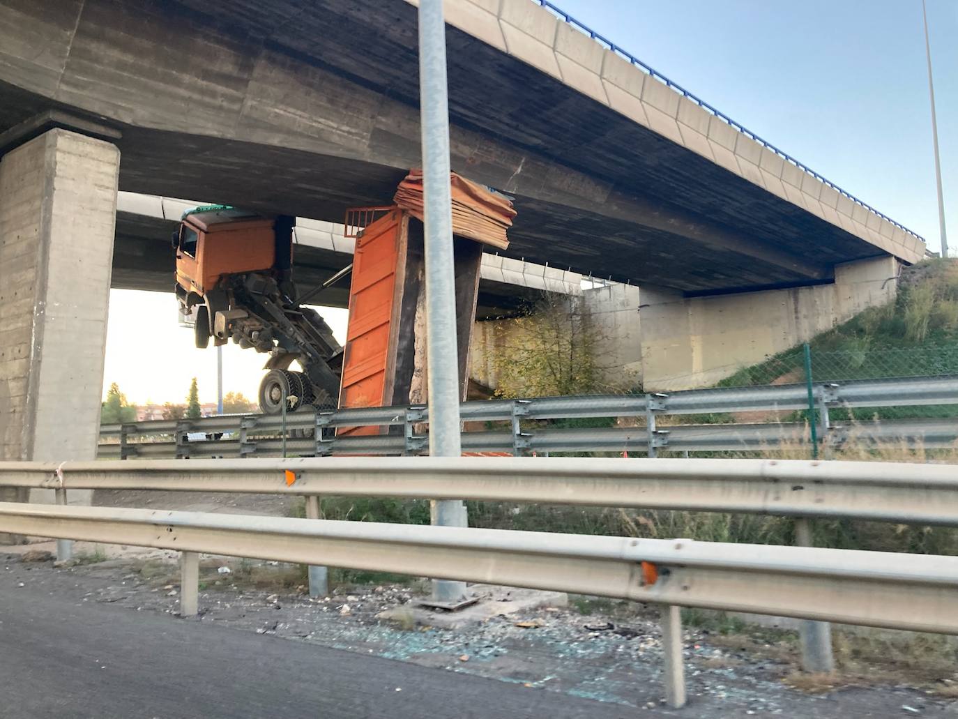 El aparatoso accidente de un camión complica el tráfico en la A-3 en Xirivella