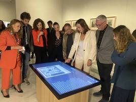 La alcaldesa de Valencia, María José Catalá, con la pantalla táctil con los planos de Valencia, durante la Inauguración del remodelado Museo Histórico de Valencia.