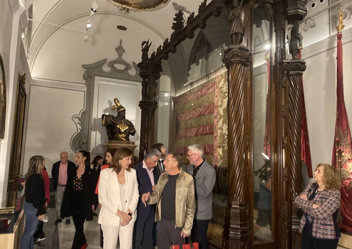 Imagen secundaria 1 - Entrada al museo con autoridades, recorrido por las salas y los estudiosos Rafael Solaz (i); Francisco Pérez Puche y Josep Vicent Boira.