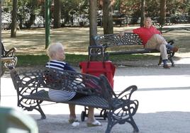 Dos pensionistas en un parque público.