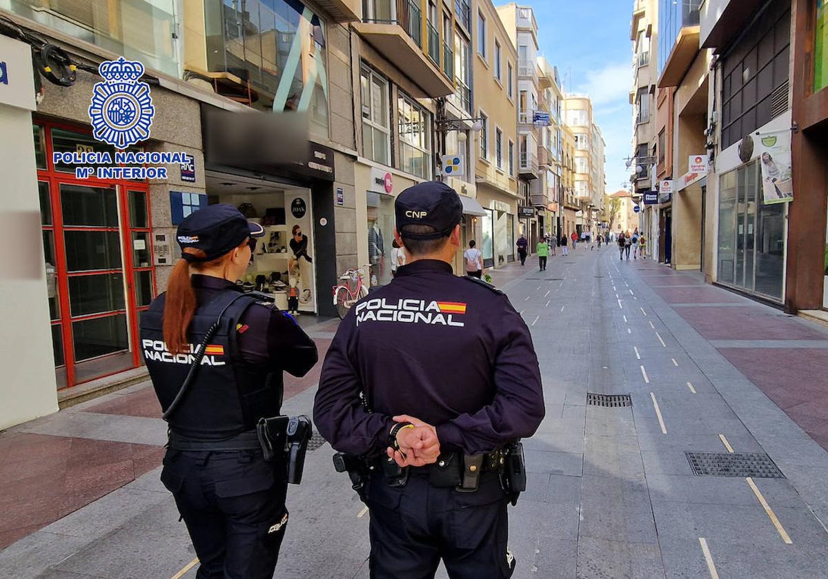 Dos agentes de la Policía en Elche, imagen de recurso.