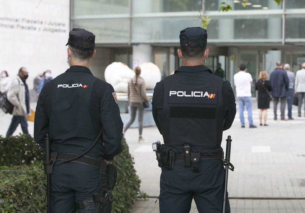 Dos agentes, frente a la Ciudad de la Justicia de Valencia.