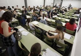 Alumnos durante un examen de la pasada selectividad.