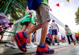 Alumnos a punto de entrar en el colegio, el primer día de clase.