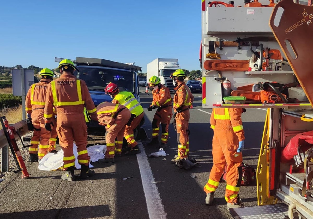 Los bomberos en el lugar del accidente.