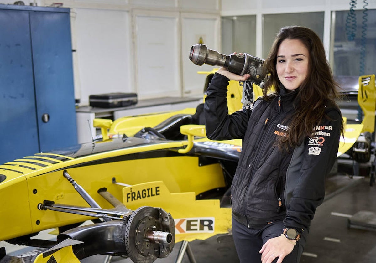 Nekane Muros, en la sede del Campos Racing, en Alzira.