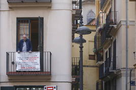 Carteles de protesta contra los apartamentos turísticos en Ciutat Vella.