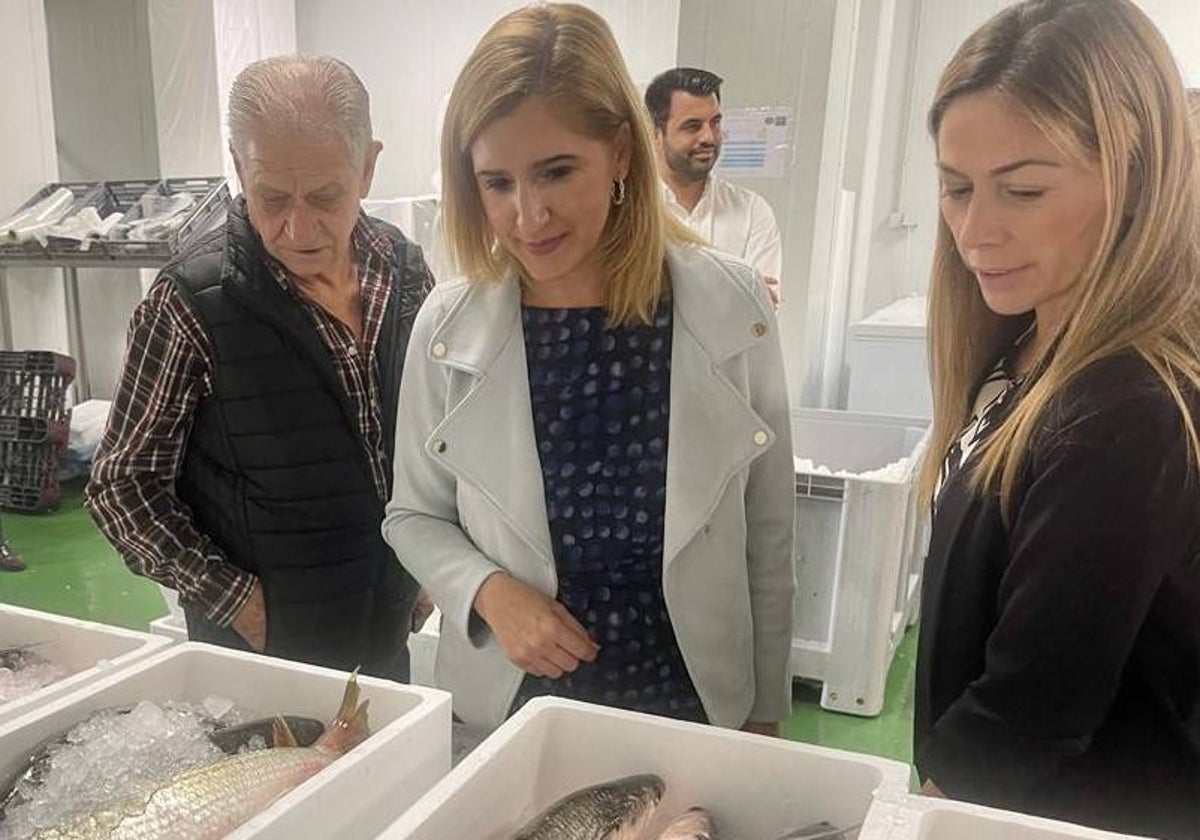 La consellera de Medio Ambiente, Salomé Pradas, con José Caballer, presidente de la cofradía de pescadores de El Palmar.