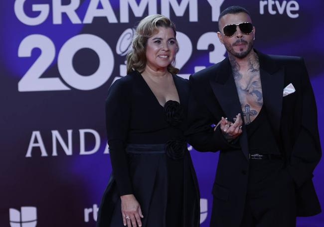 Rauw Alejandro, en la alfombra roja de los Latin grammy, con su acompañante.