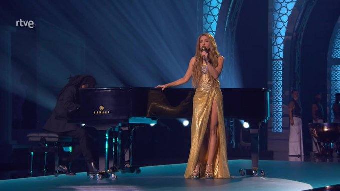 Shakira sorprende en los Latin Grammy al cantar junto a sus dos hijos