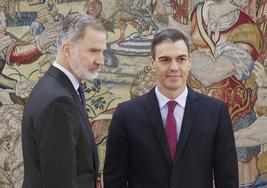 El Rey Felipe VI, junto a Pedro Sánchez en el Palacio de la Zarzuela.