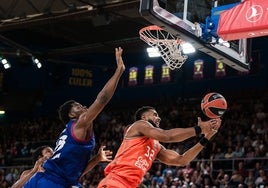 Davies lucha por el balón ante la defensa de Nnaji.