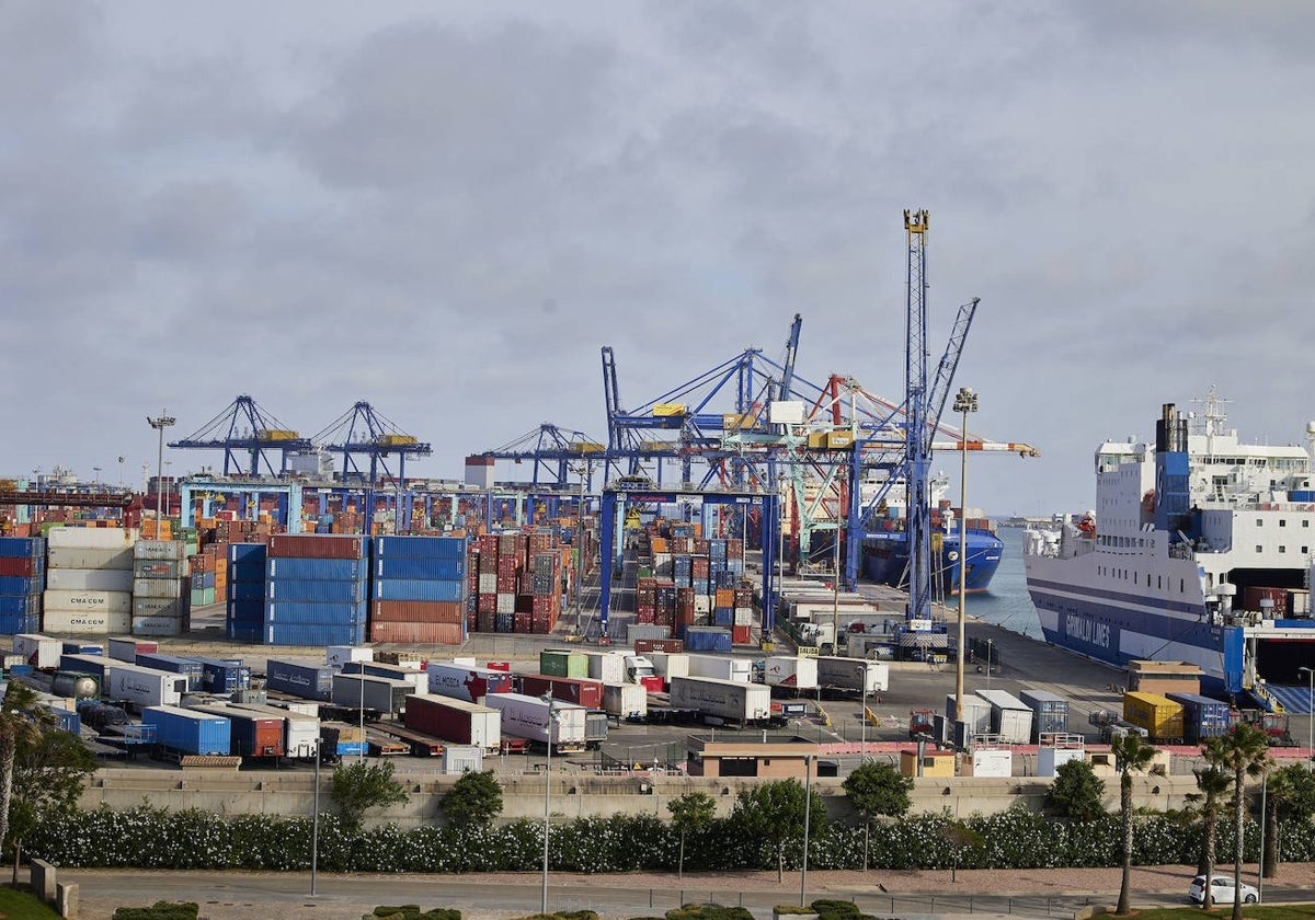 Contenedores de exportación e importación en el puerto de Valencia.