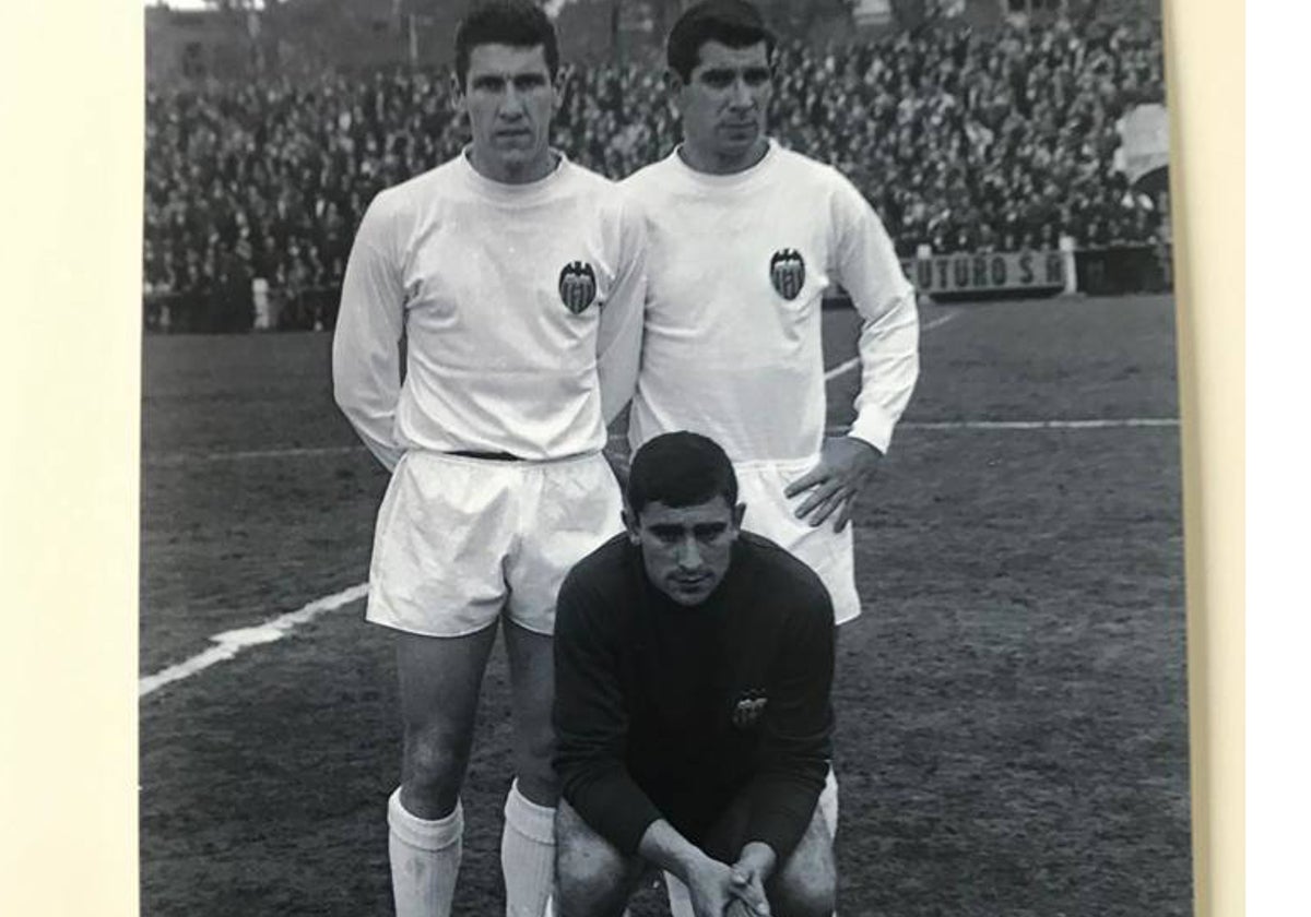 Mitos. Paquito y Ansola, de pie, y Abelardo, en cuclillas, titulares en la eliminatoria ante el Ferrol.